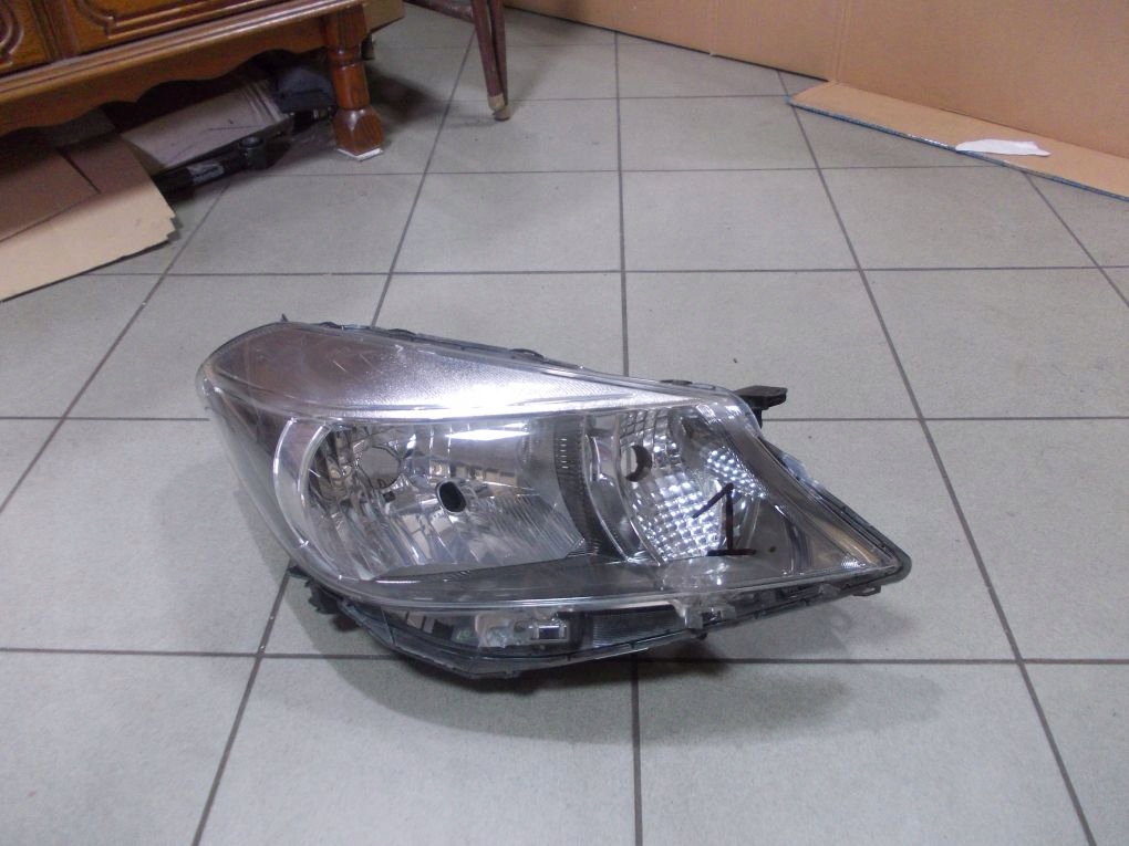 TOYOTA YARIS 3 III 11- LAMPA PRZEDNIA PRAWA Rodzaj świateł mijania Tradycyjne / halogenowe