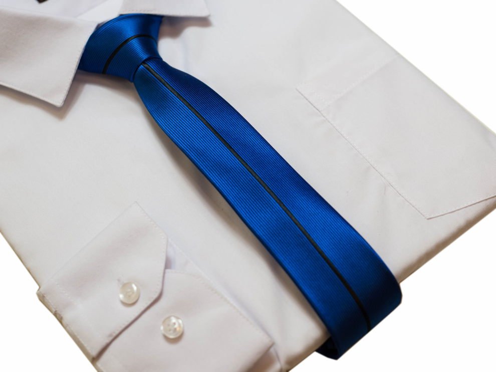 

Elegancki śledzik w kolorze chabrowym czarny pasek