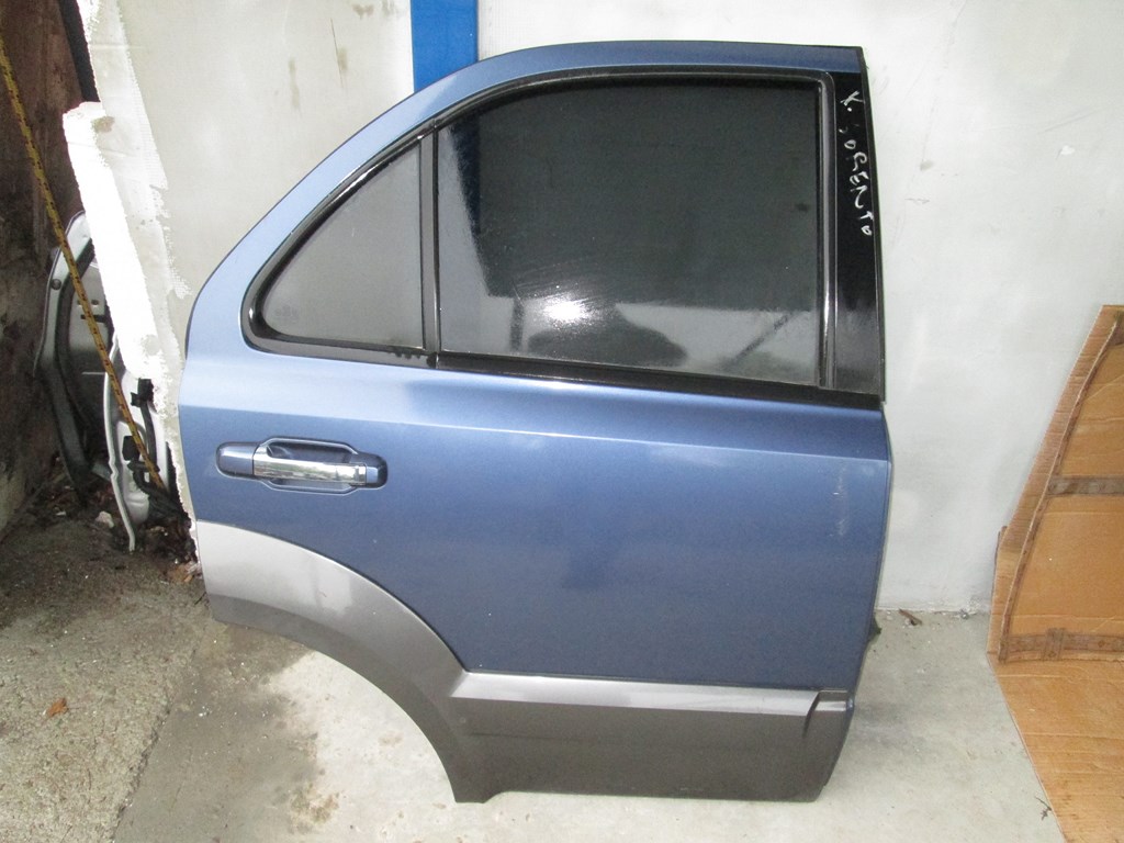 door Kia Sorento right rear.