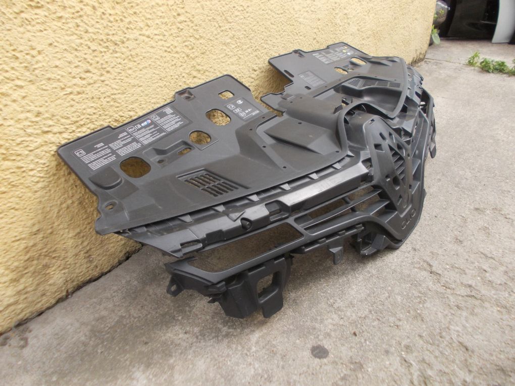 renault CLIO IV решетка радиатора