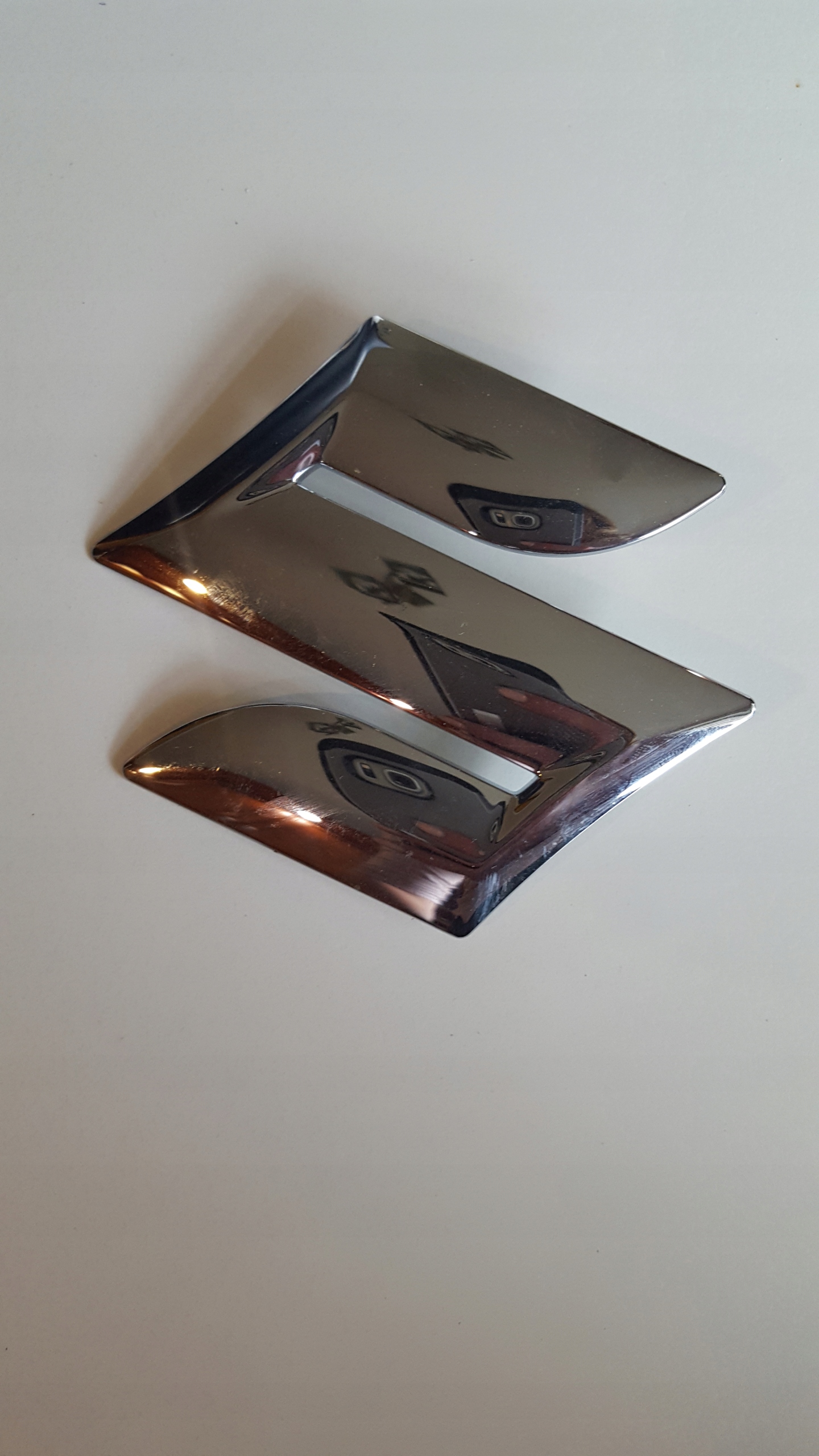 EMBLEMAT ZNACZEK LOGO SUZUKI LITERKA S