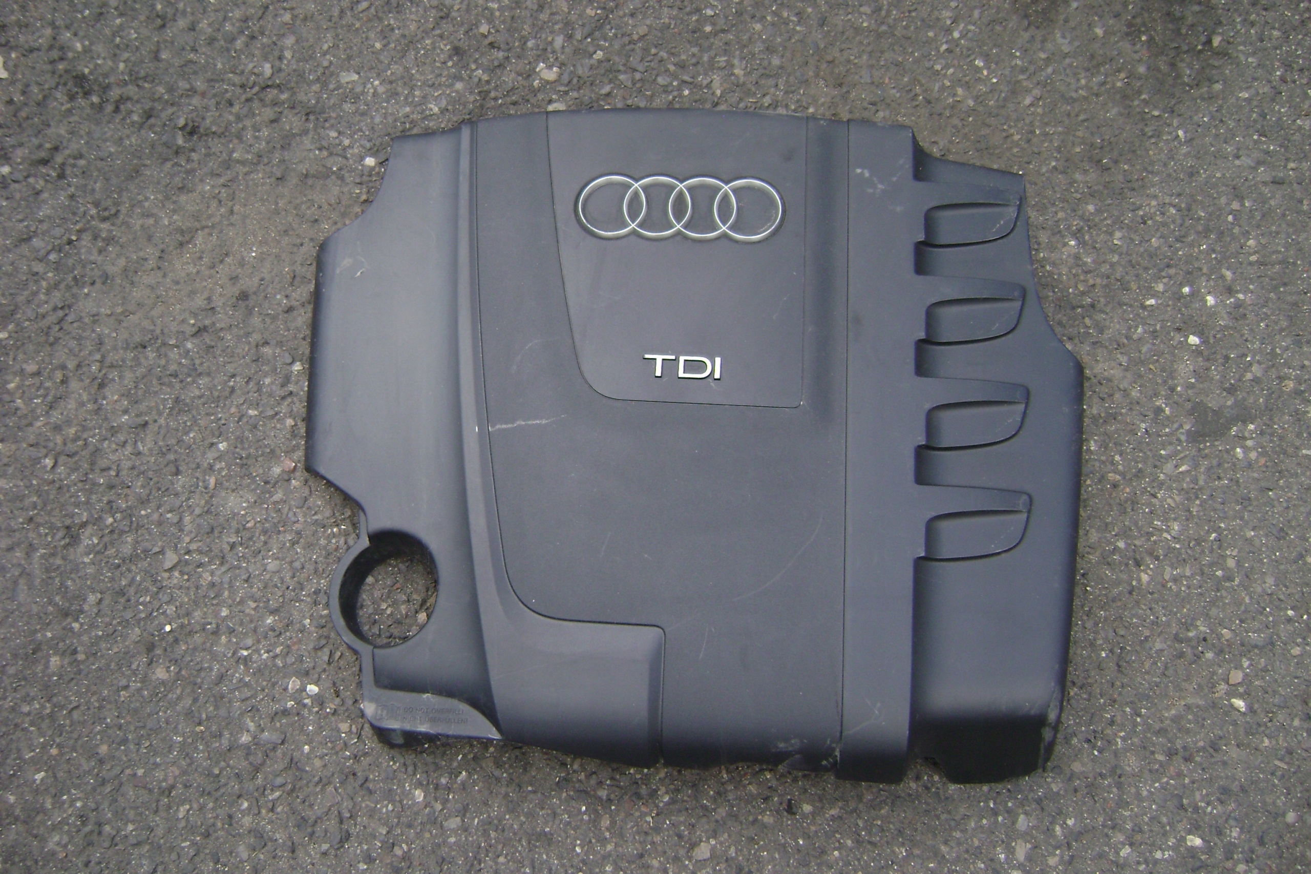 AUDI A4 B8 A5 2.0 TDI - капот двигателя