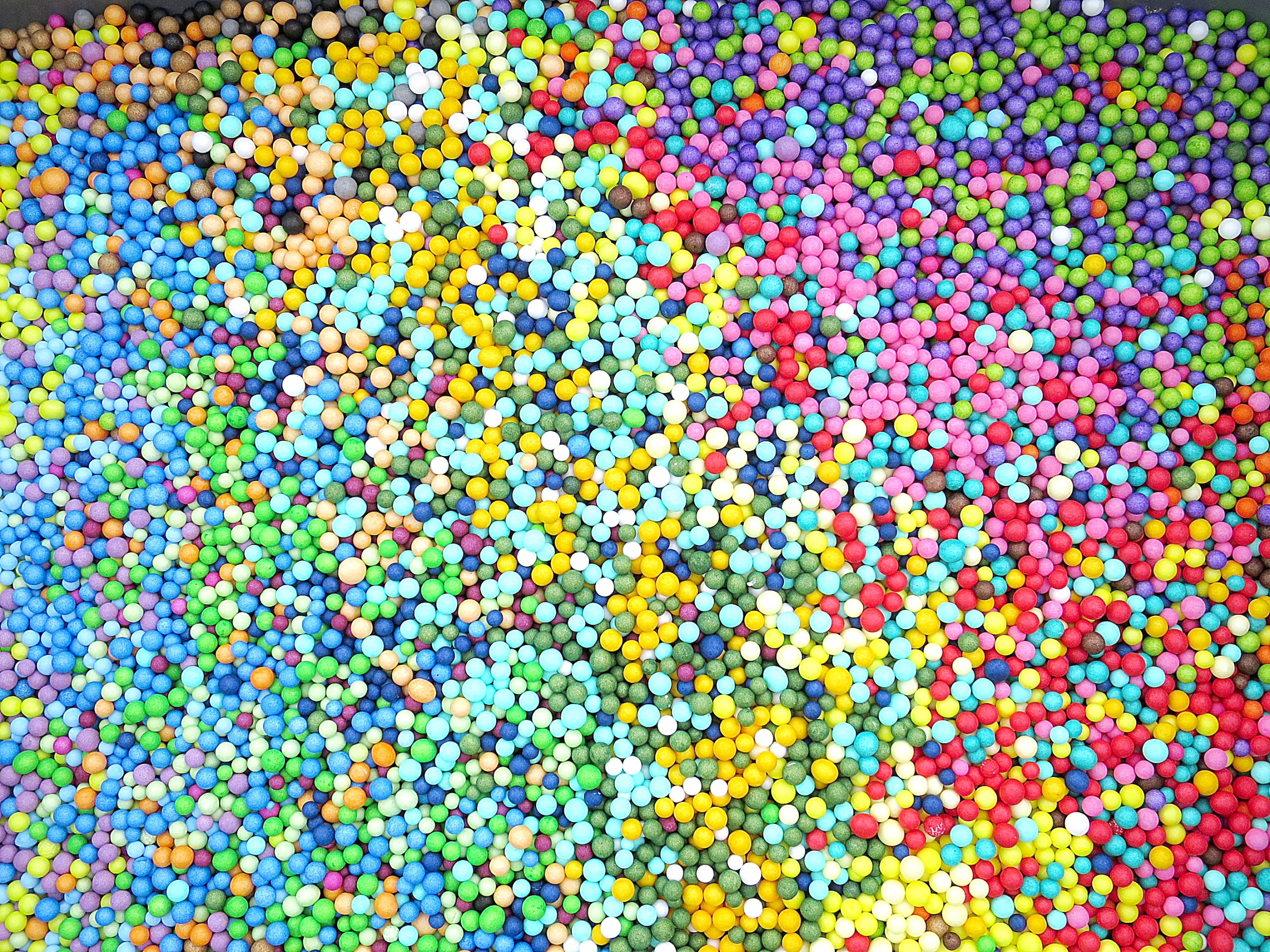 

Kolorowe Kulki Styropianowe FI.2-5mm 0,5 Litra