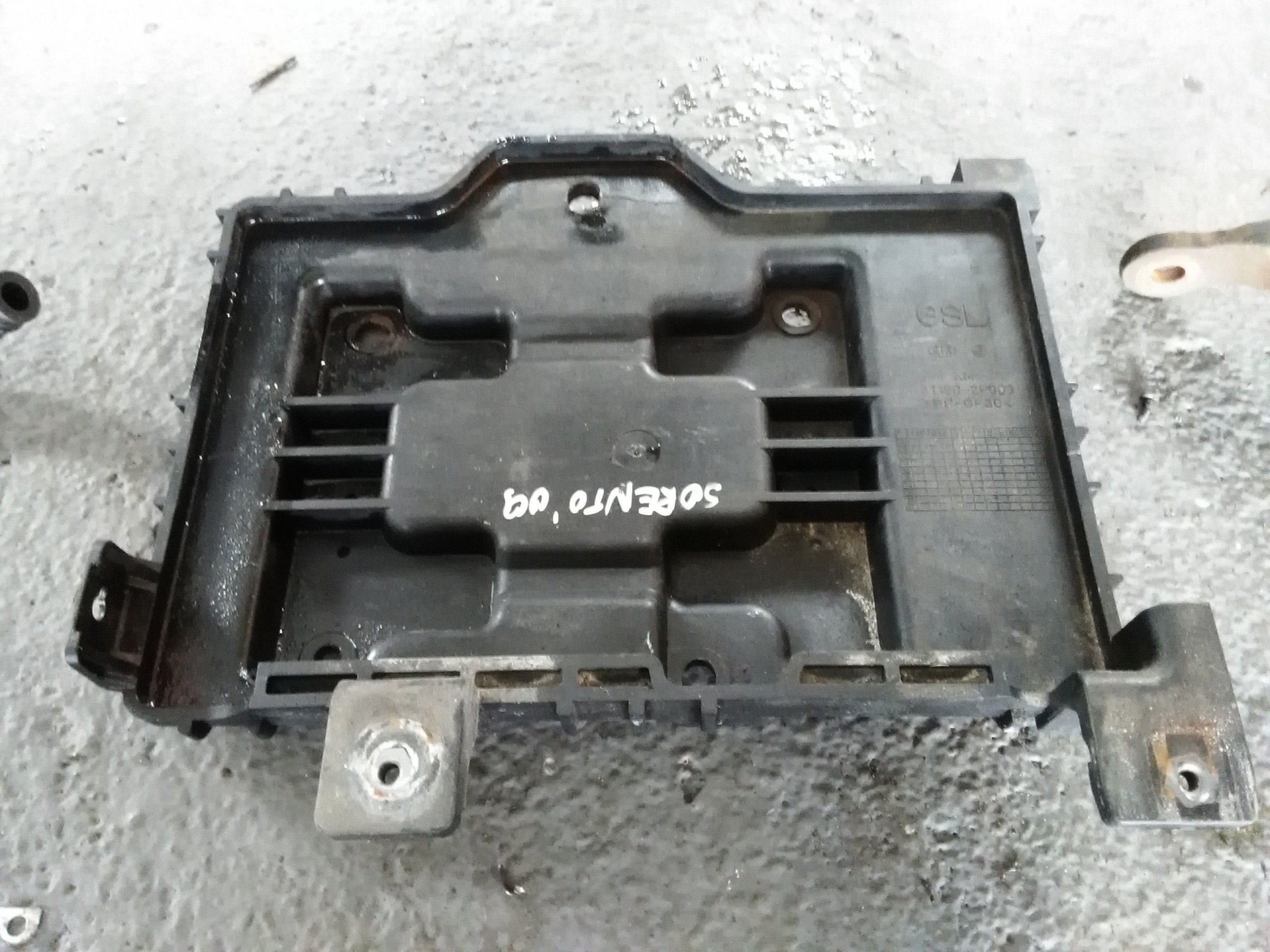 KIA SORENTO II 2009 12R 2 4 B PODSTAWA AKUMULATORA