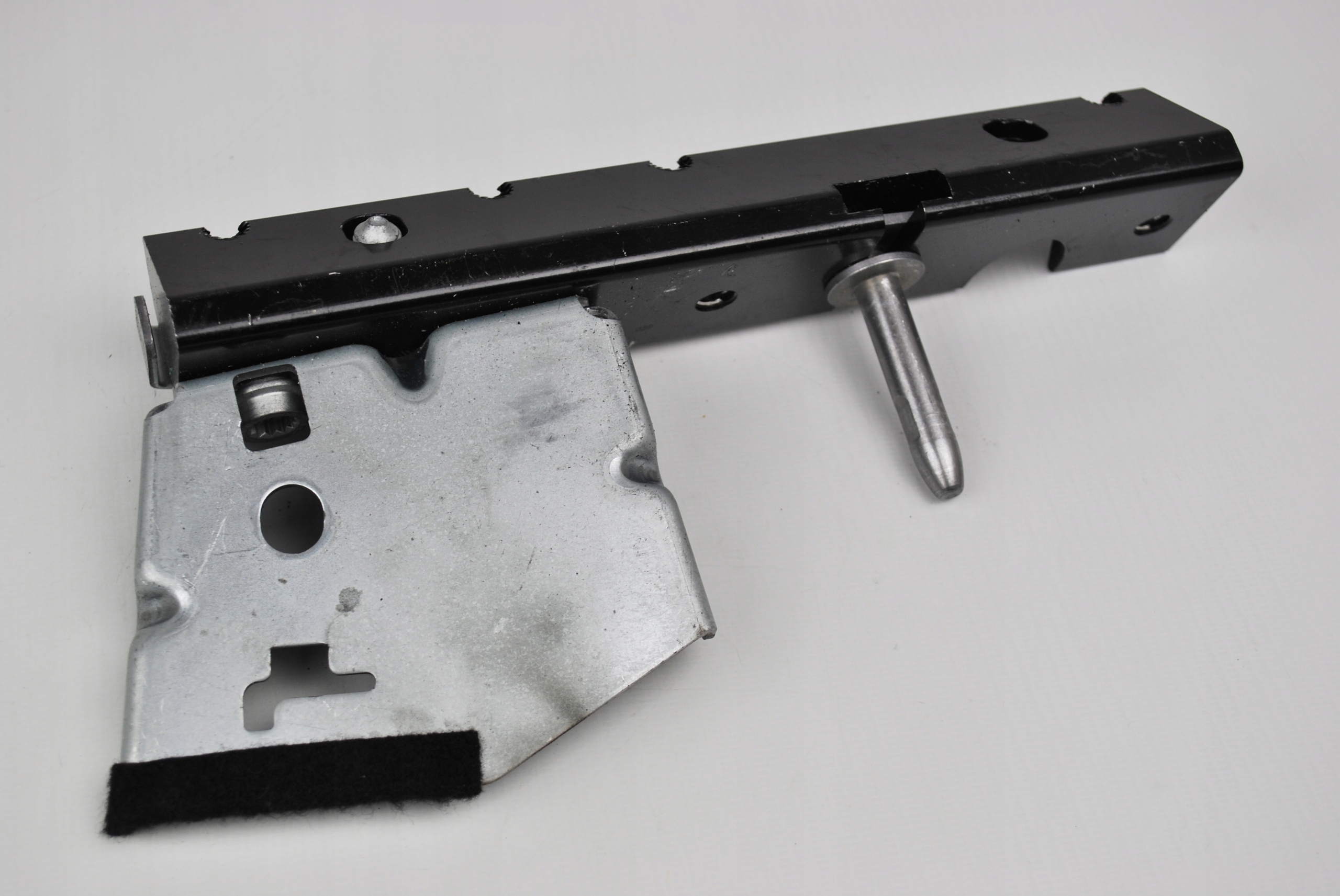 Plytka mocujaca prawa Audi R8 Spyder 4S7813930D Part number 4S7813930D