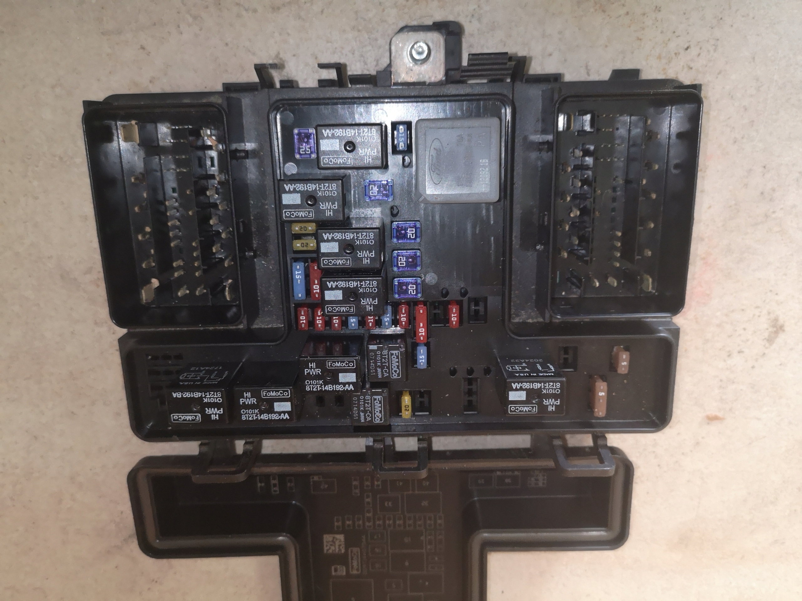 FORD MONDEO MK5 2.0 TDCI SKRZYNKA BEZPIECZNIKÓW