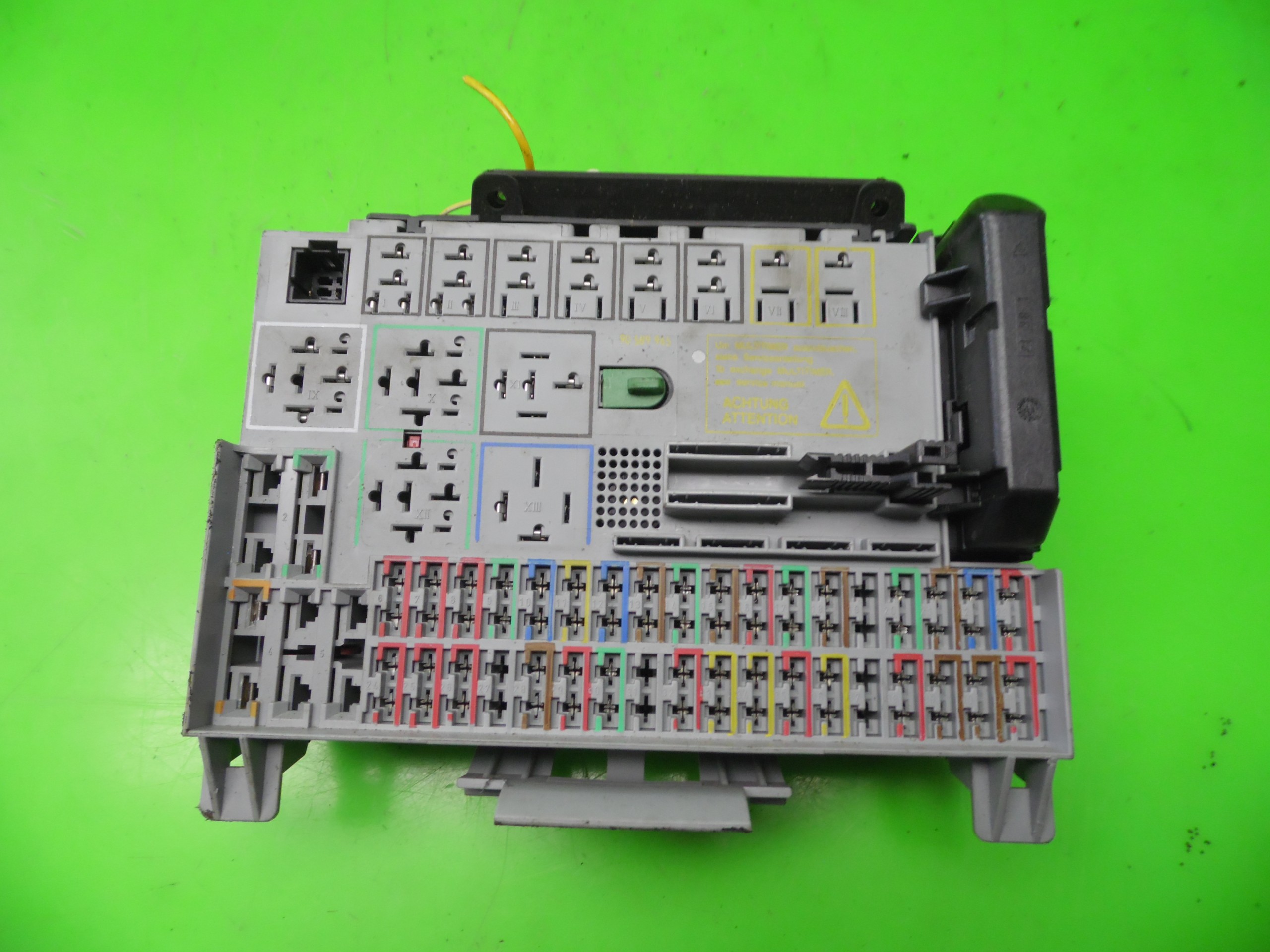 SKRZYNKA BEZPIECZNIKÓW OPEL ASTRA G II 1.6 16V 98- Numer katalogowy części 90589965