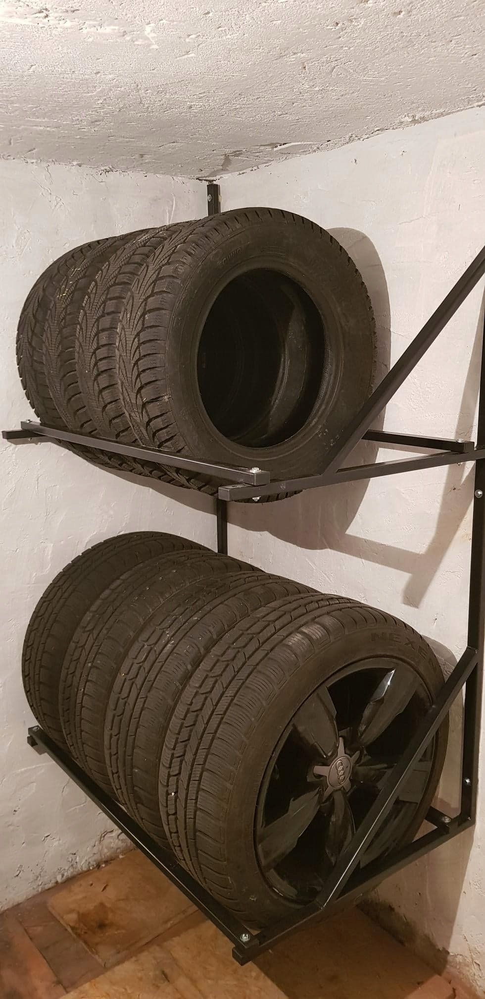 Полки для хранения колес в гараже