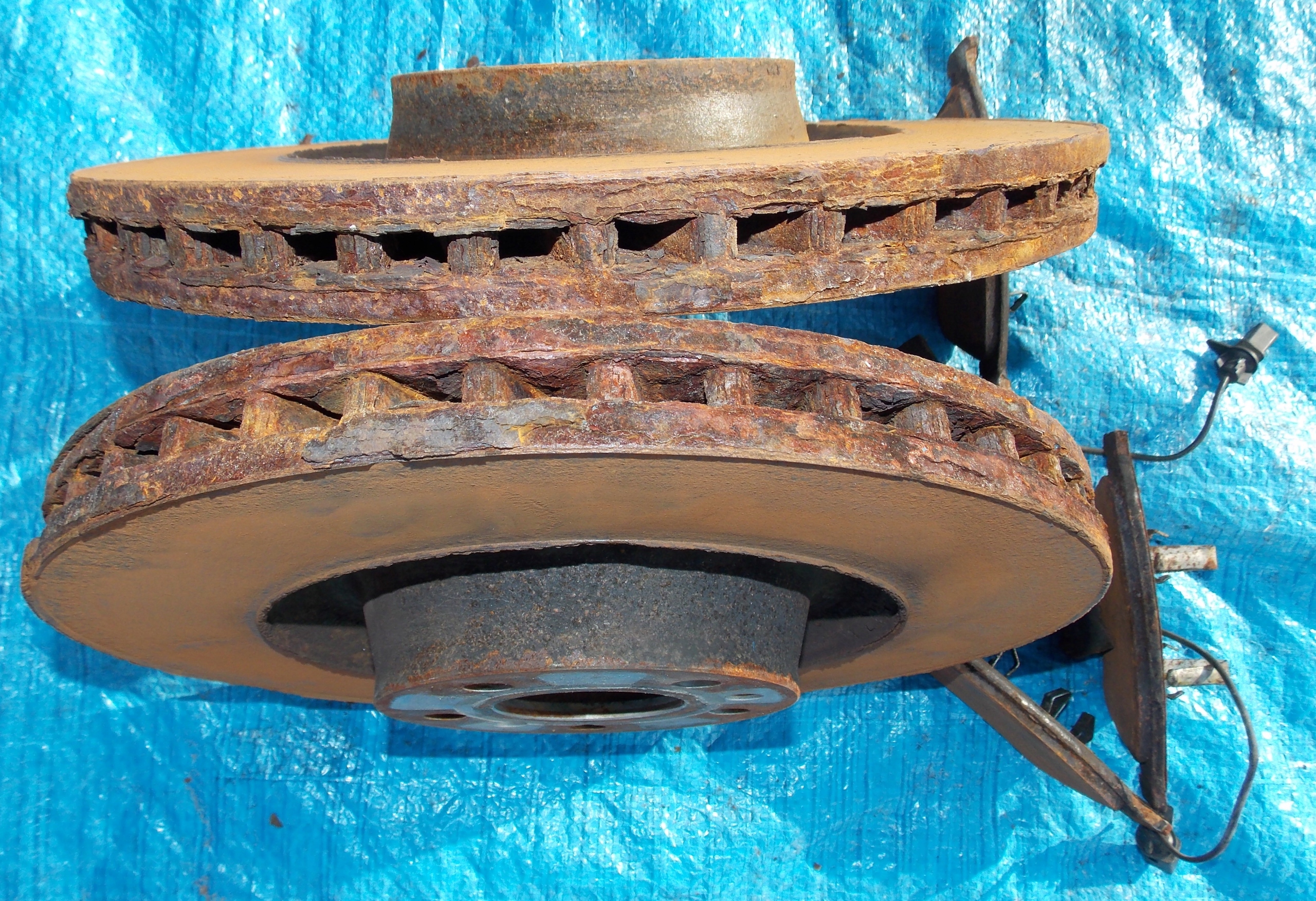 A8 D3 4.2TDI LIFT TARCZA PRZÓD LEWA + PRAWA 358mm Marka Mega