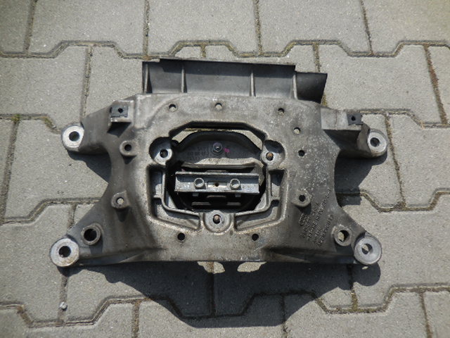 AUDI A4 лапа коробки 8K0399263K подушка 8K0399151