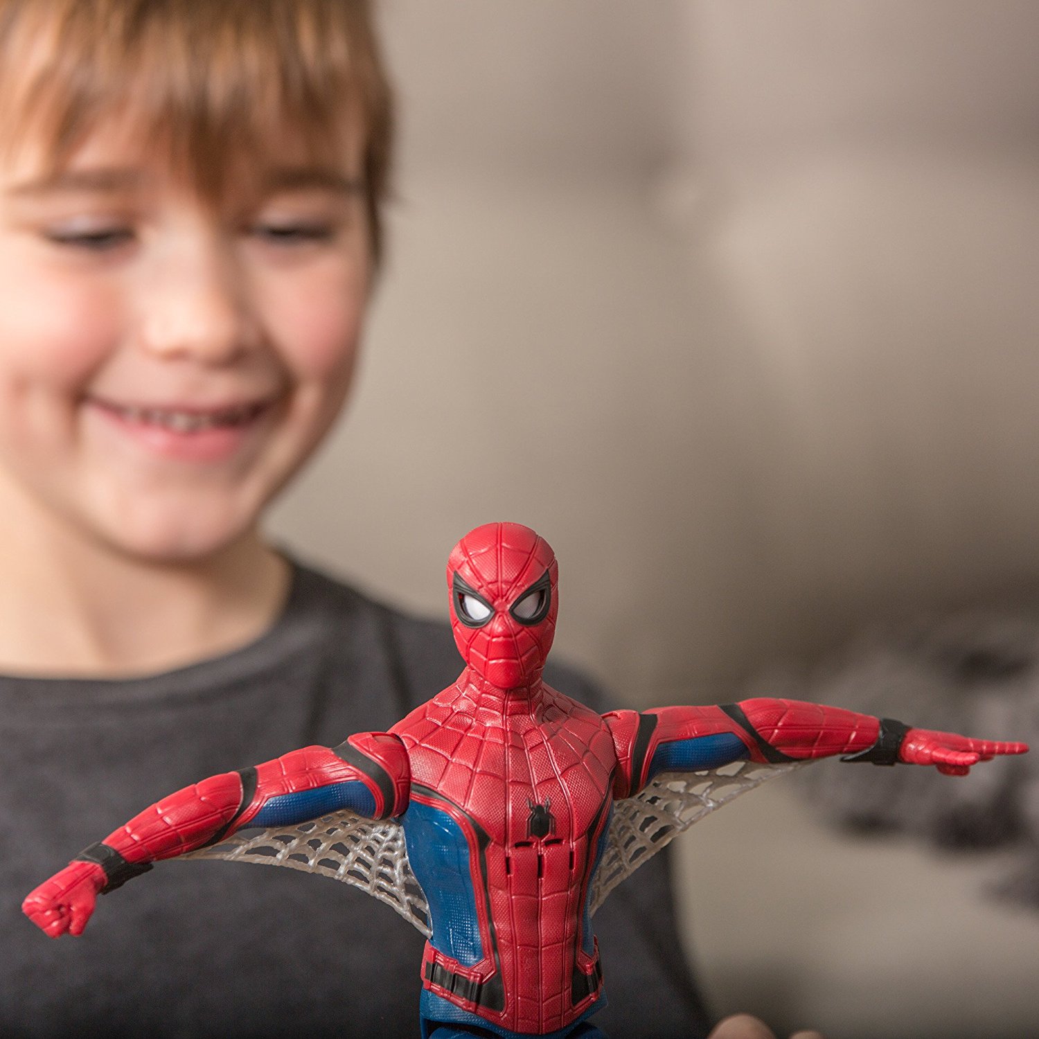 DUŻA FIGURKA SPIDERMAN HOMECOMING DŹWIĘKI B9693 Materiał karton plastik inny