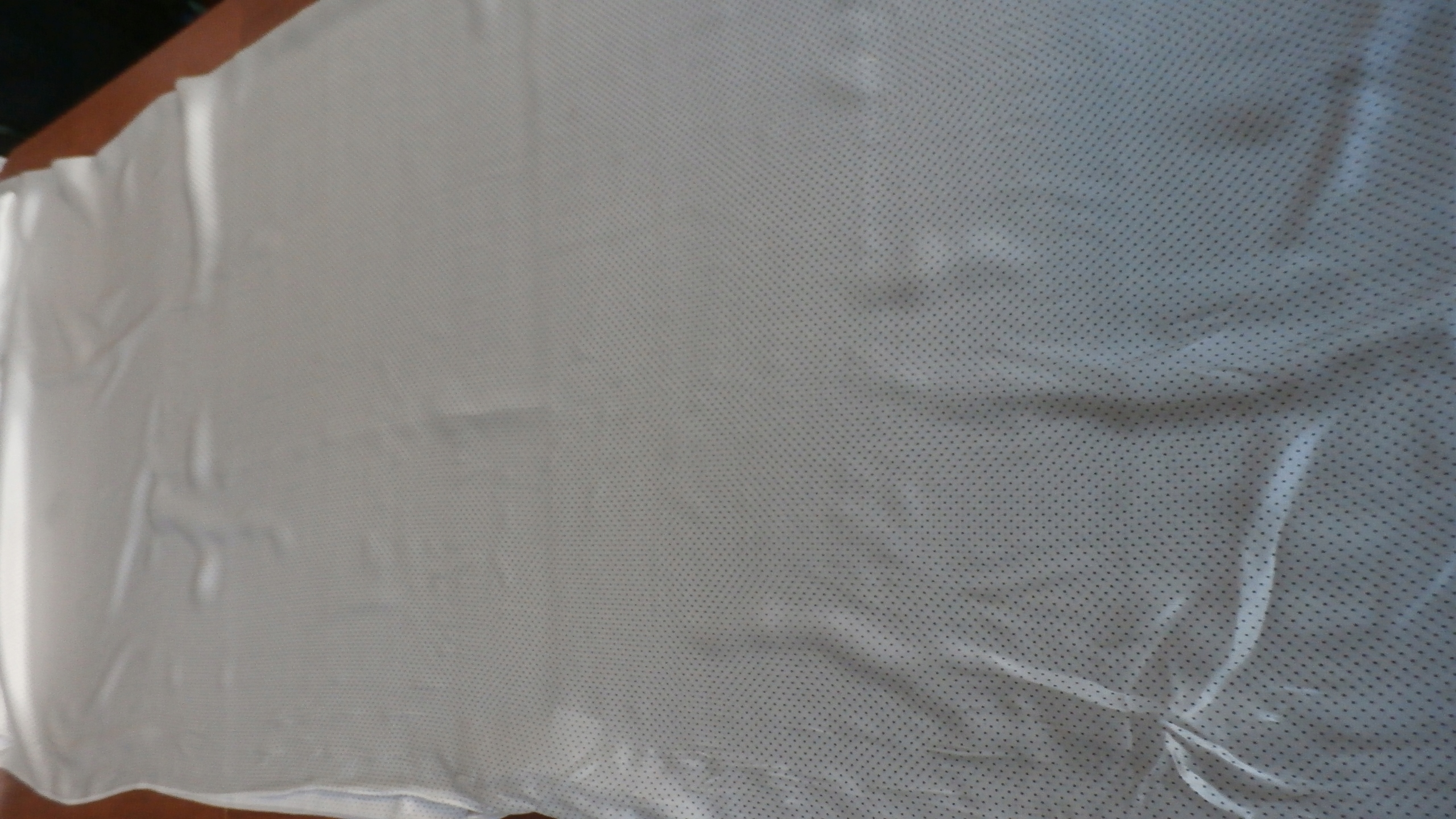 bílý hedvábný satén s puntíky