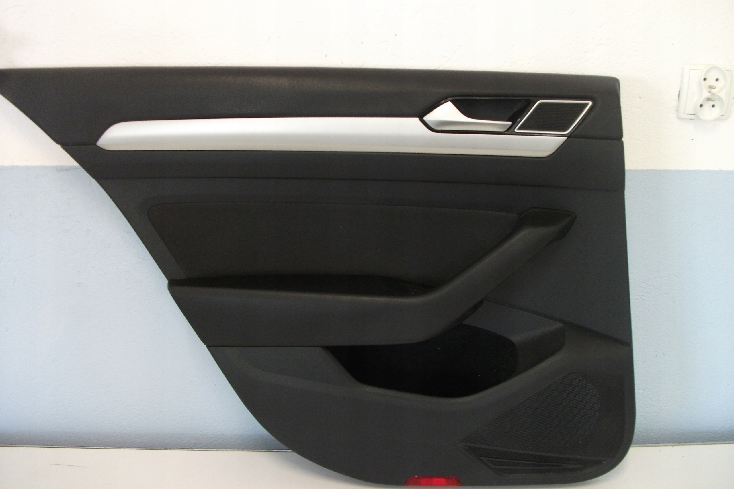 дверные карты левый зад vw PASSAT B8 3G5867211