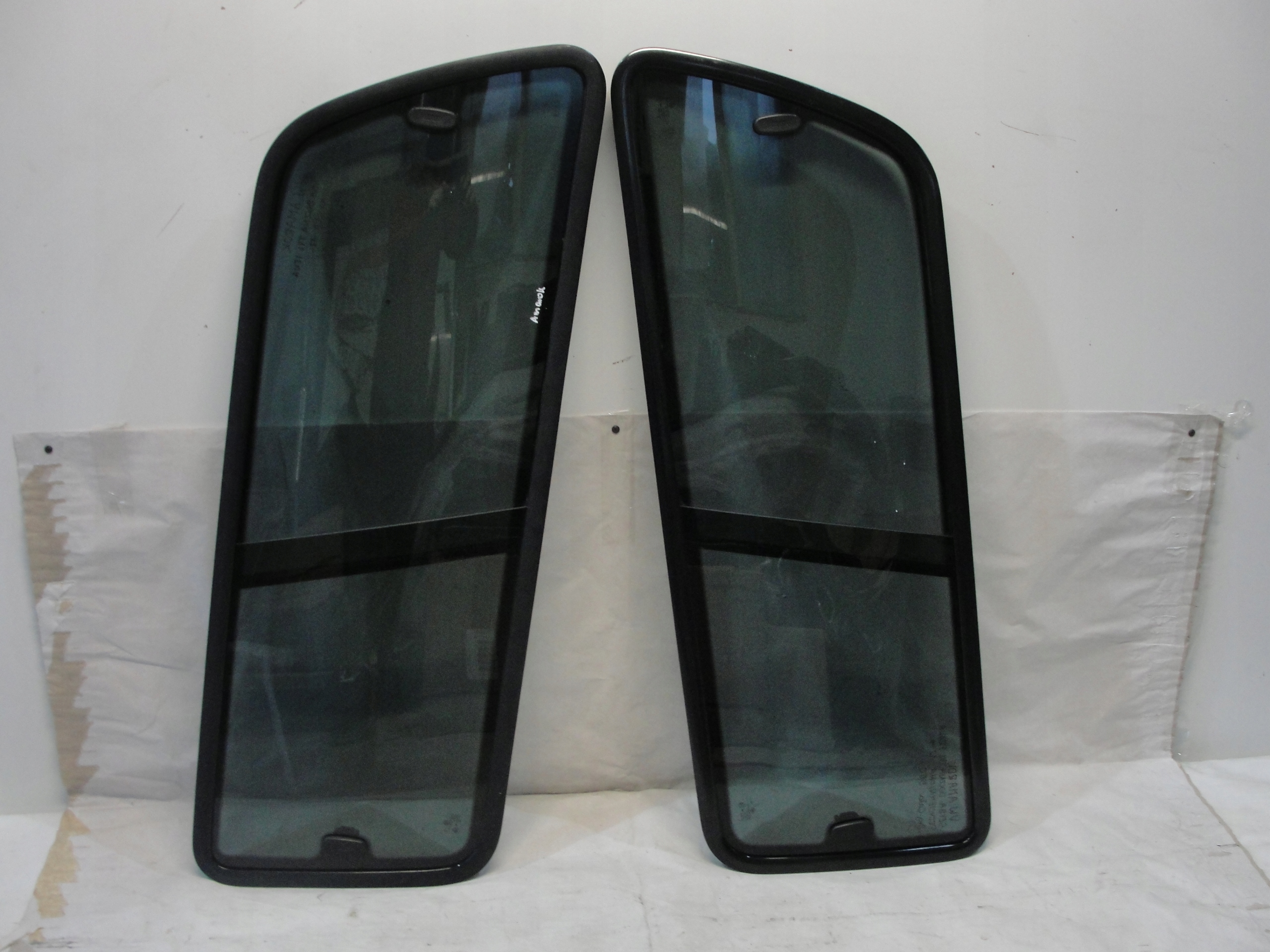 VW AMAROK СТЕКЛО ЗАД. ЗАДНЯЯ БОКОВОЕ ПРАВА ЦЕЛОЕ 12-