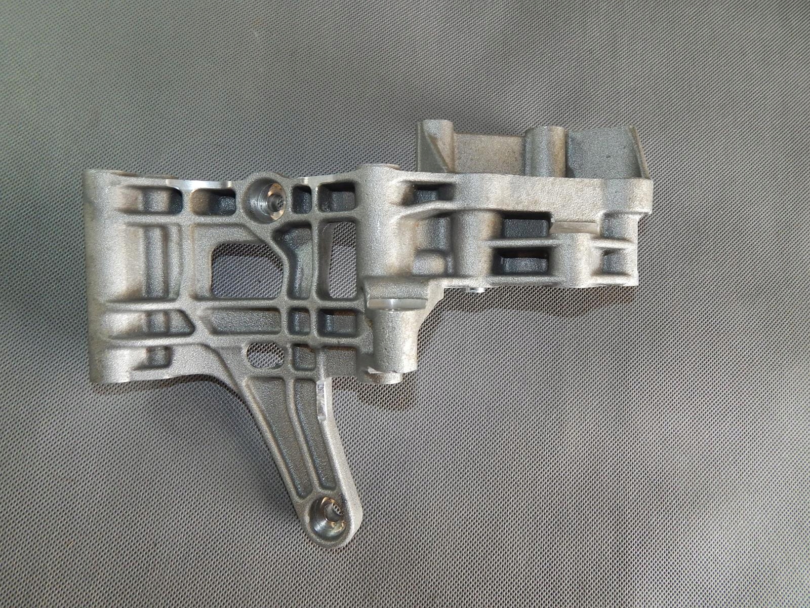 AUDI S5 F5 ŁAPA SPRĘŻARKI 06M260885Q Typ samochodu Samochody osobowe