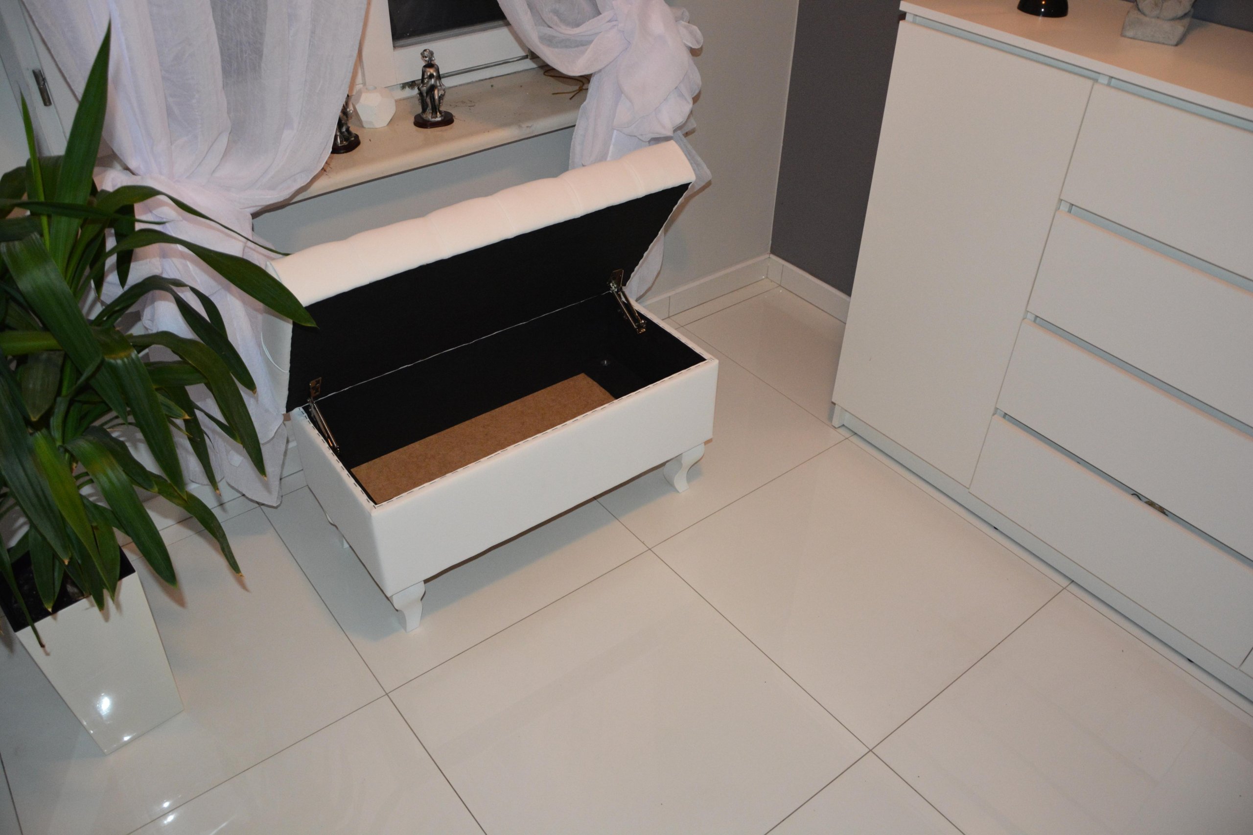 Pufa biała elegancka 100cm OTWIERANA kryształki Typ tapicerowana