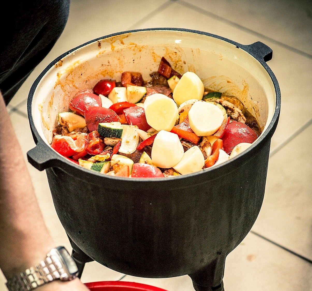 KOCIOŁEK 4L GARNEK MYŚLIWSKI ŻELIWNY EMALIOWANY Stan opakowania oryginalne