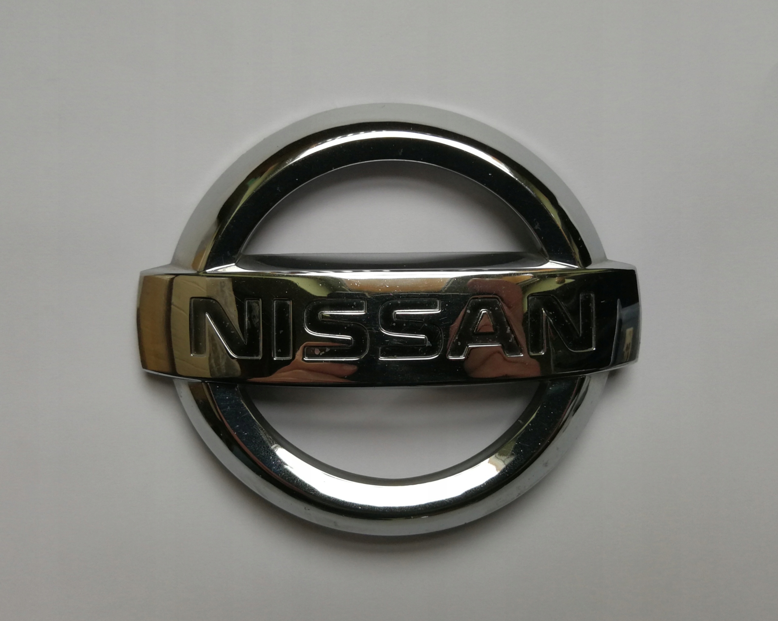 Emblemat znaczek Nissan Primera P12 sedan tyl - porównaj ceny - Allegro.pl