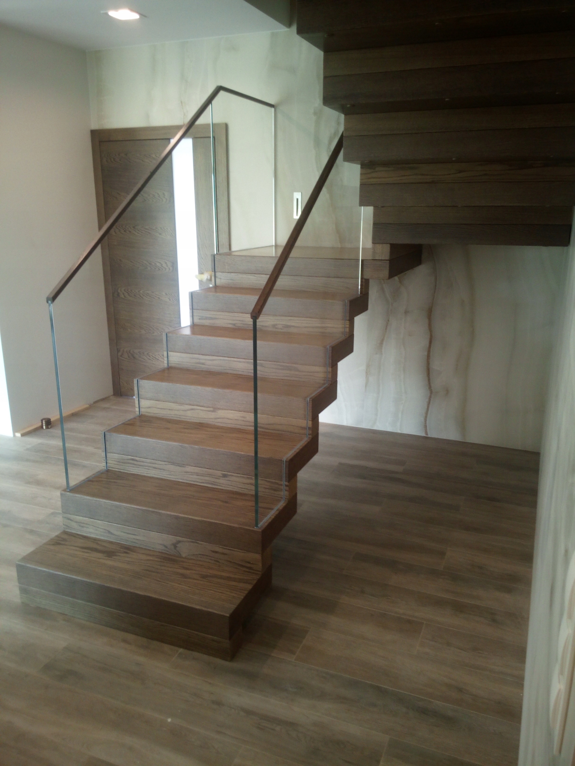schody-drewniane-dywanowe-balustrada-szklana-7588837603-oficjalne