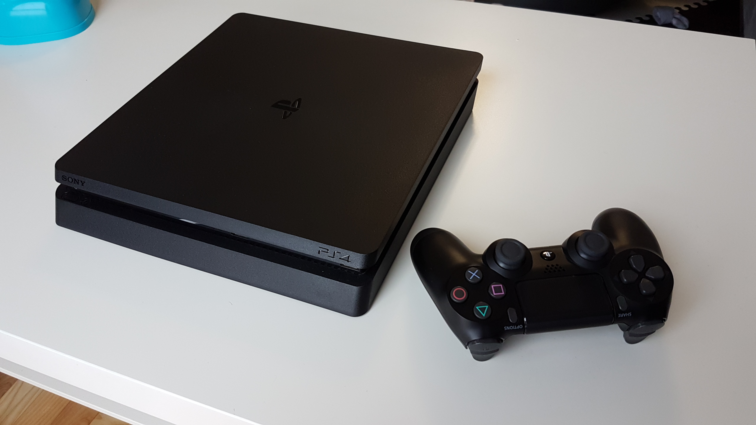 Sony playstation slim. Sony PLAYSTATION Slim 1 TB. Sony ps4 Slim. Сони плейстейшен 4 слим 1 терабайт. CUH-2108a.