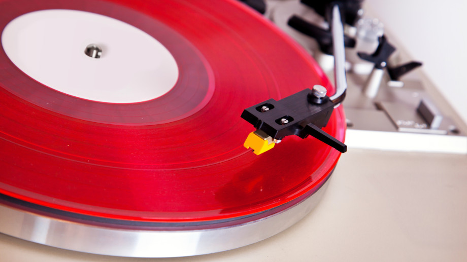 дорожки на виниловой пластинке. принцип работы звукоснимателя винилового проигрывателя. как работает грампластинка. виниловые пластинки. катушка магнитная аудио.