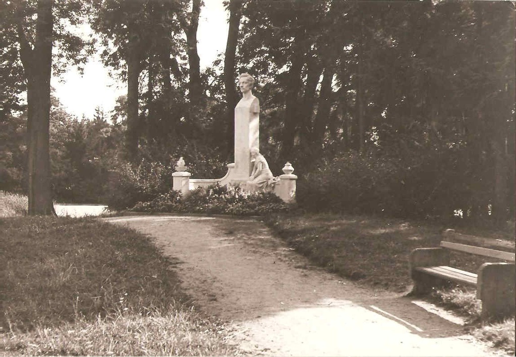 MIŁOSŁAW --- PARK --- POMNIK SŁOWACKIEGO --- 1974