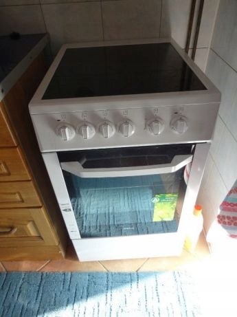 Kuchnia z płytą ceramiczną Beko CSS 57000 GW