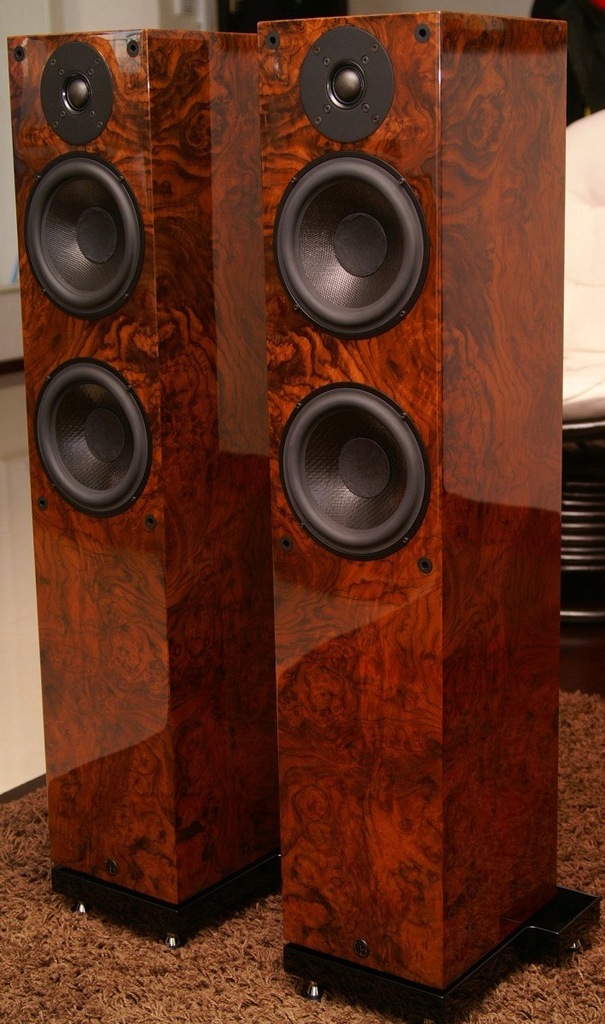 Kolumny podłogowe Wilson Benesch Square Three