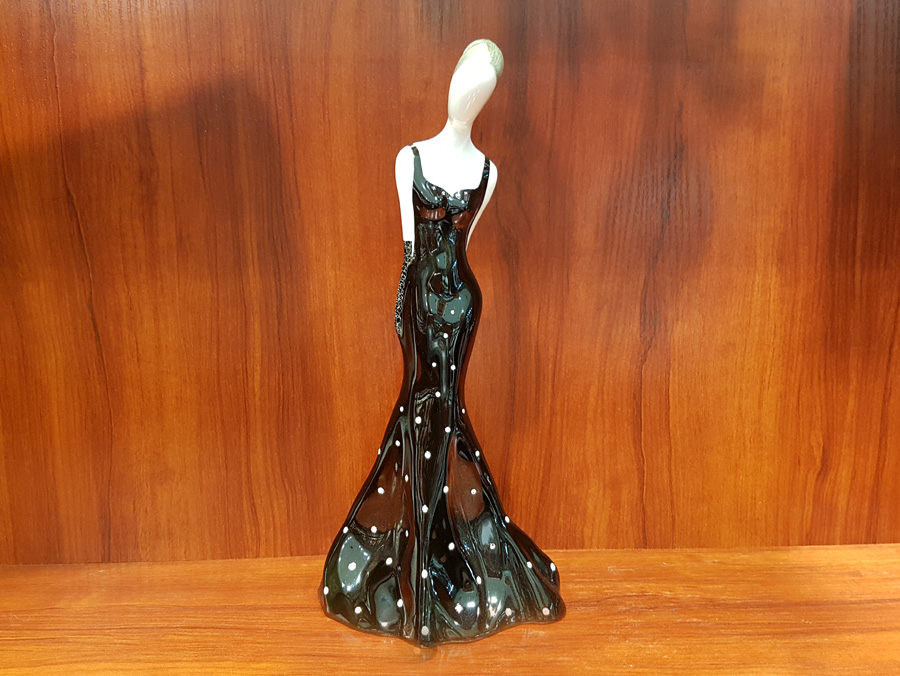 FIGURKA Z PORCELANY ĆMIELÓW  ZAKOCHANA  ASIA