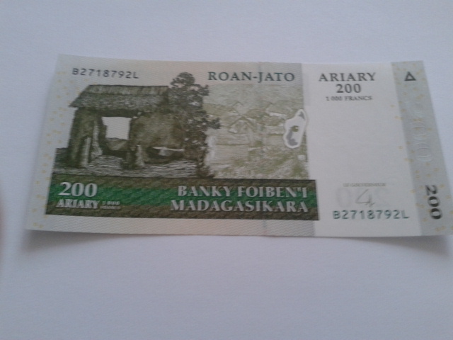 MADAGASKAR  100 ARIARY/ 1000 FRANK  2004 R-  UNC