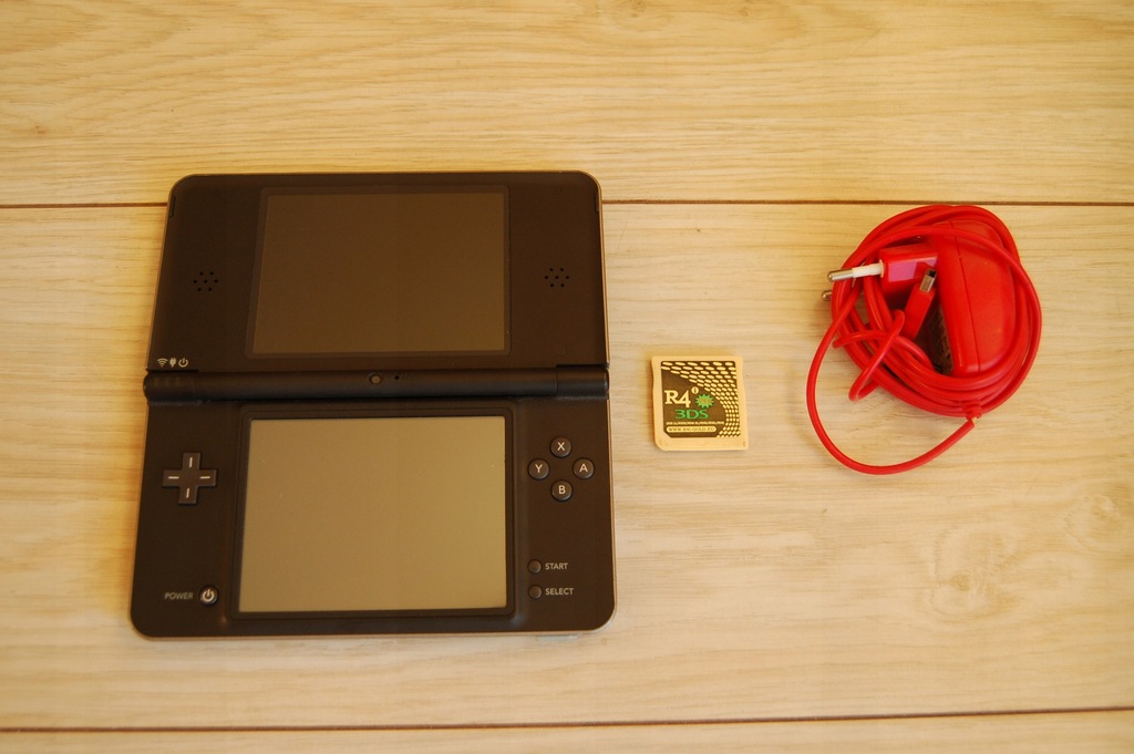 Nintendo DSi XL BCM z Adapterem R4i 3DS Gold
