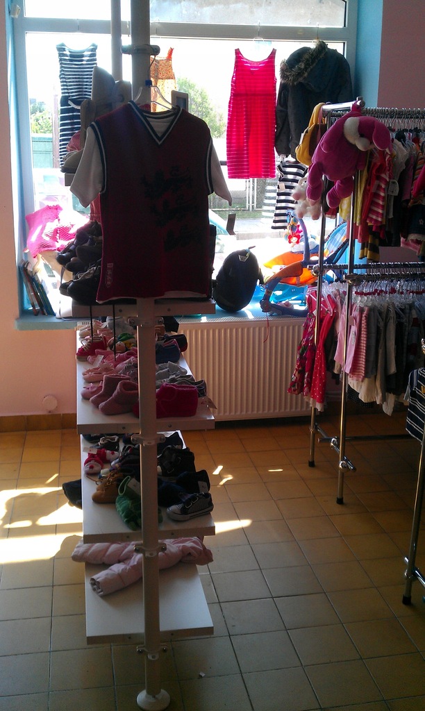Wyposażenie sklepu odzieżowego z odzieżą, wieszaki