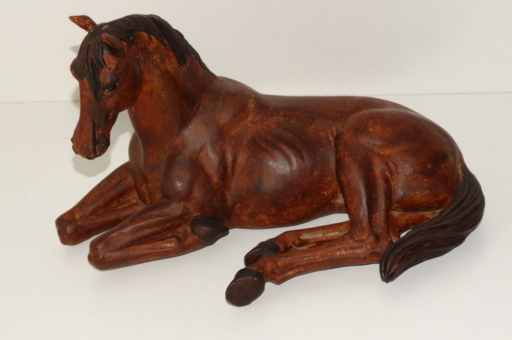KOŃ Konie Figurka Leżącego Konia  Szerokość 25 cm