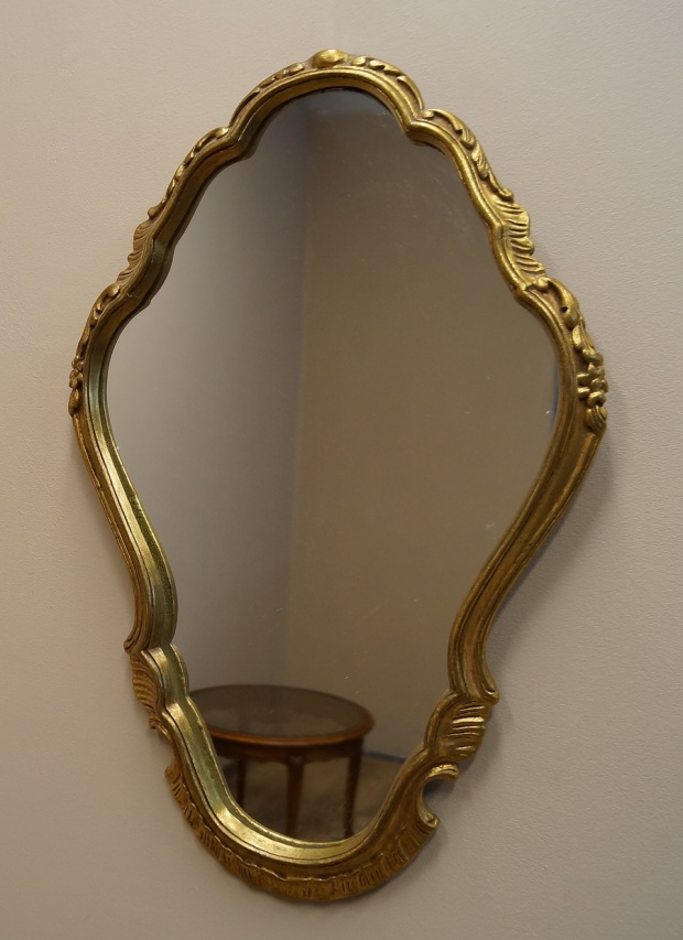 lustro w pięknej dekoracyjnej złotej ramie