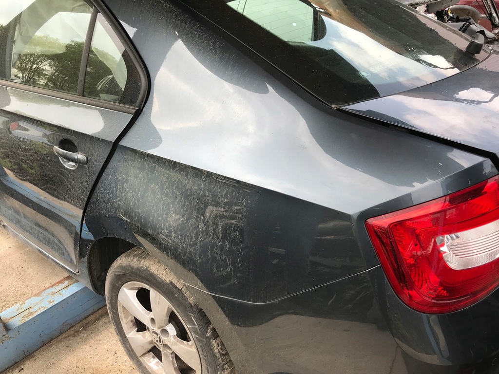 Skoda Rapid błotnik tył prawy LF7Y