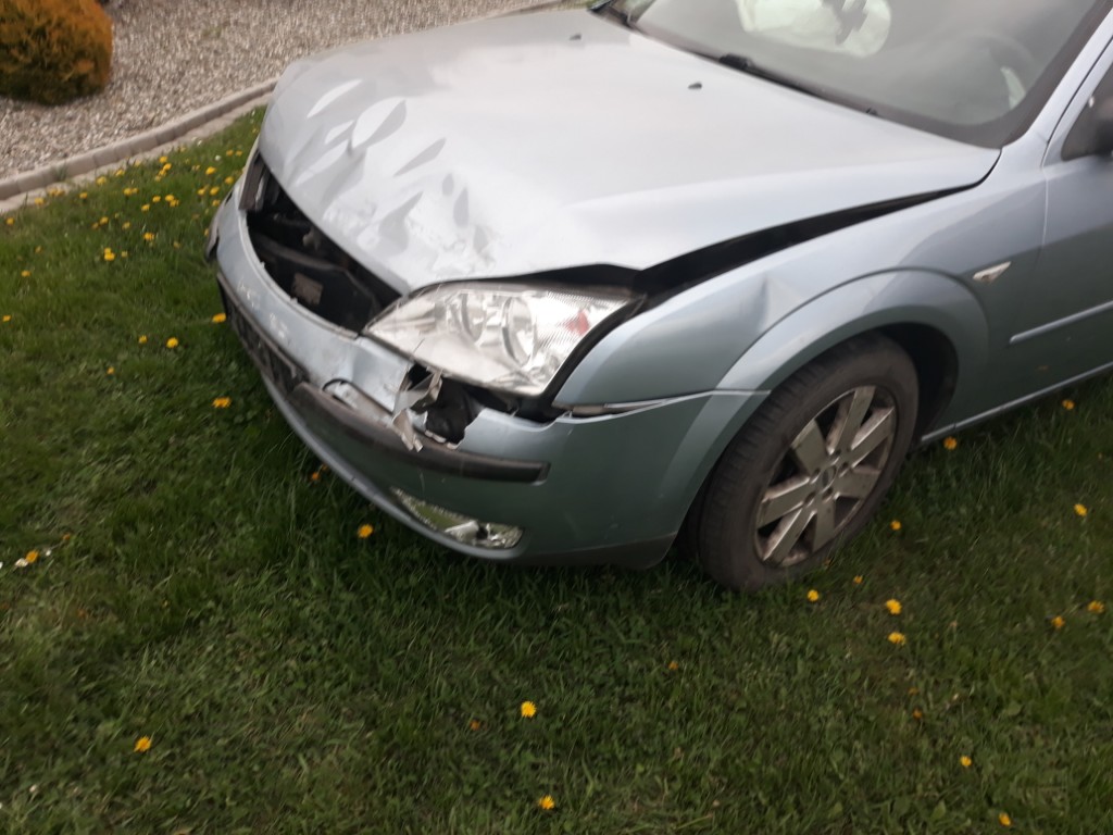 Ford mondeo Mk3 2003 po kolizji uszkodzony