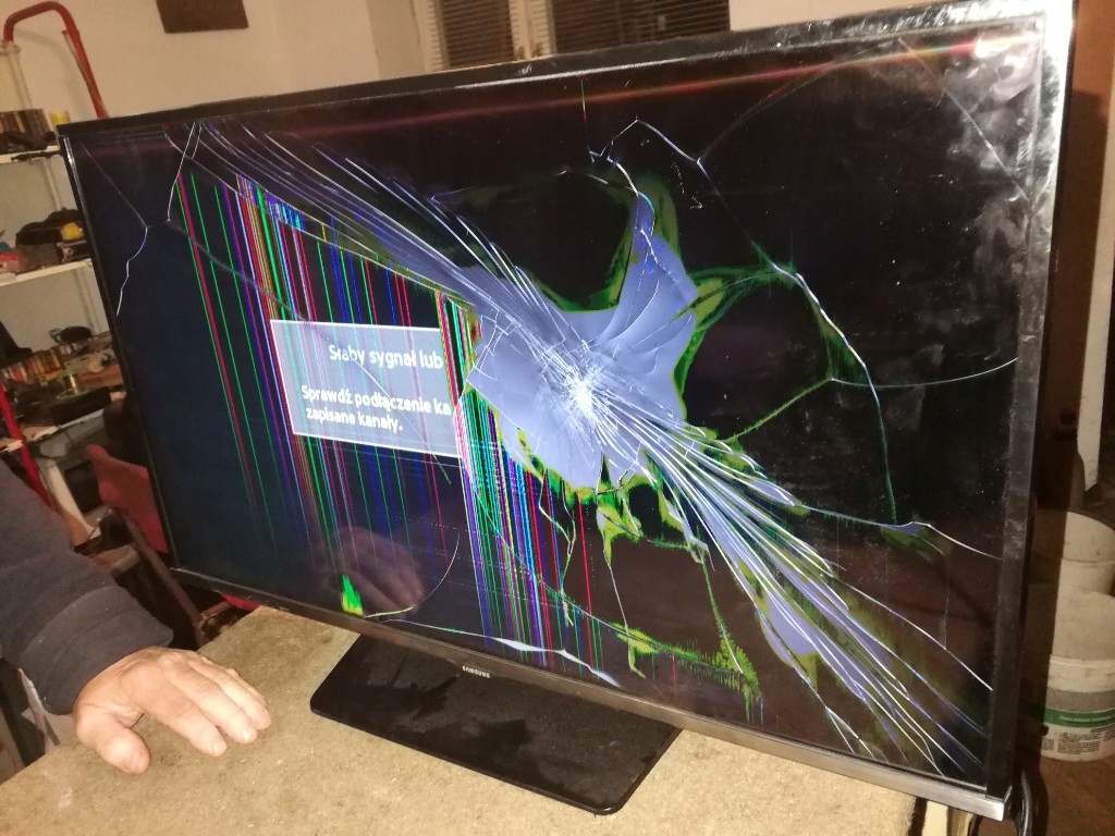 TV LED Samsung 32 H 5000 uszkodzony na części