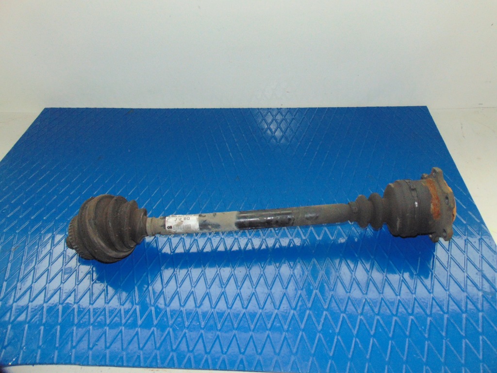 VW PASSAT B5 1.9 AUDI A4 PÓŁOŚ PRAWA 8D0407272B0
