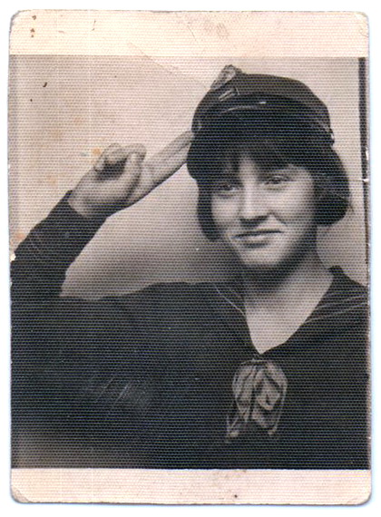 ZHP  HARCERKA salutuje _ FOTO Mencel = ŁÓDŹ = 1932