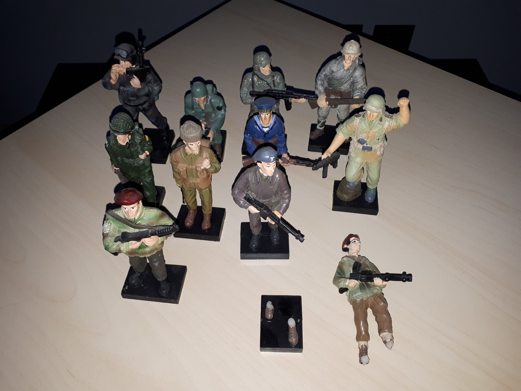 11 figurek żołnierzy kolekcjonerskie żołnierz