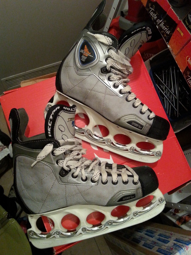 CCM Vector 110 ZG T-Blade rozm 9,5 (44)