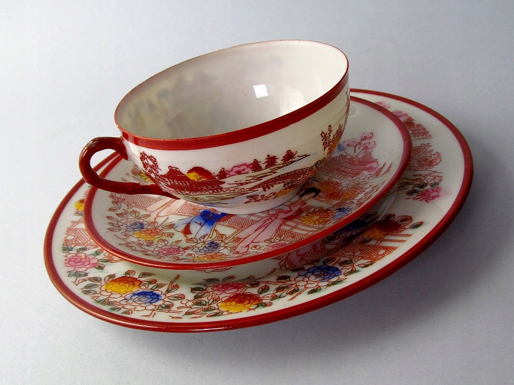 JAPOŃSKA CIENIUTKA PORCELANOWA FILIŻANKA TALERZYK