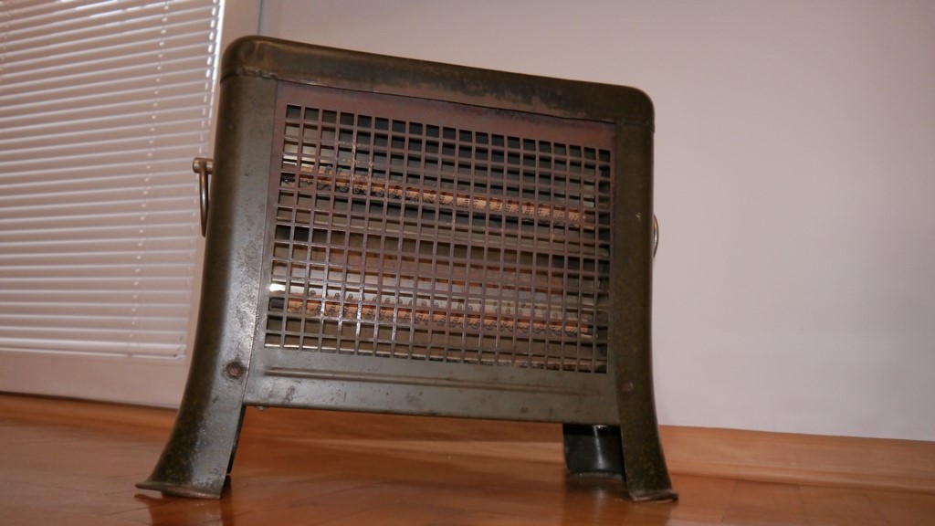 Stary grzejnik elektryczny RETRO