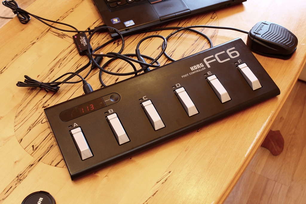 Kontroler MIDI nożny Korg FC6