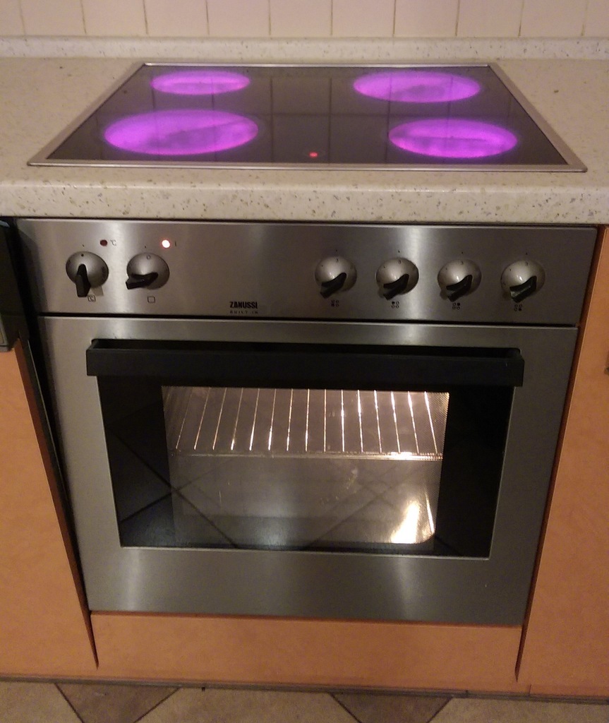 Zanussi piekarnik z płytą ceramiczną 