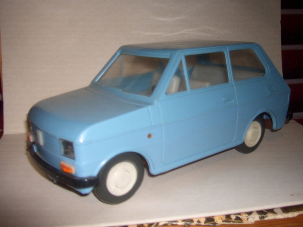 FIAT 126 P ZABAWKA Z LAT PRL-U SKALA 1: 12,3