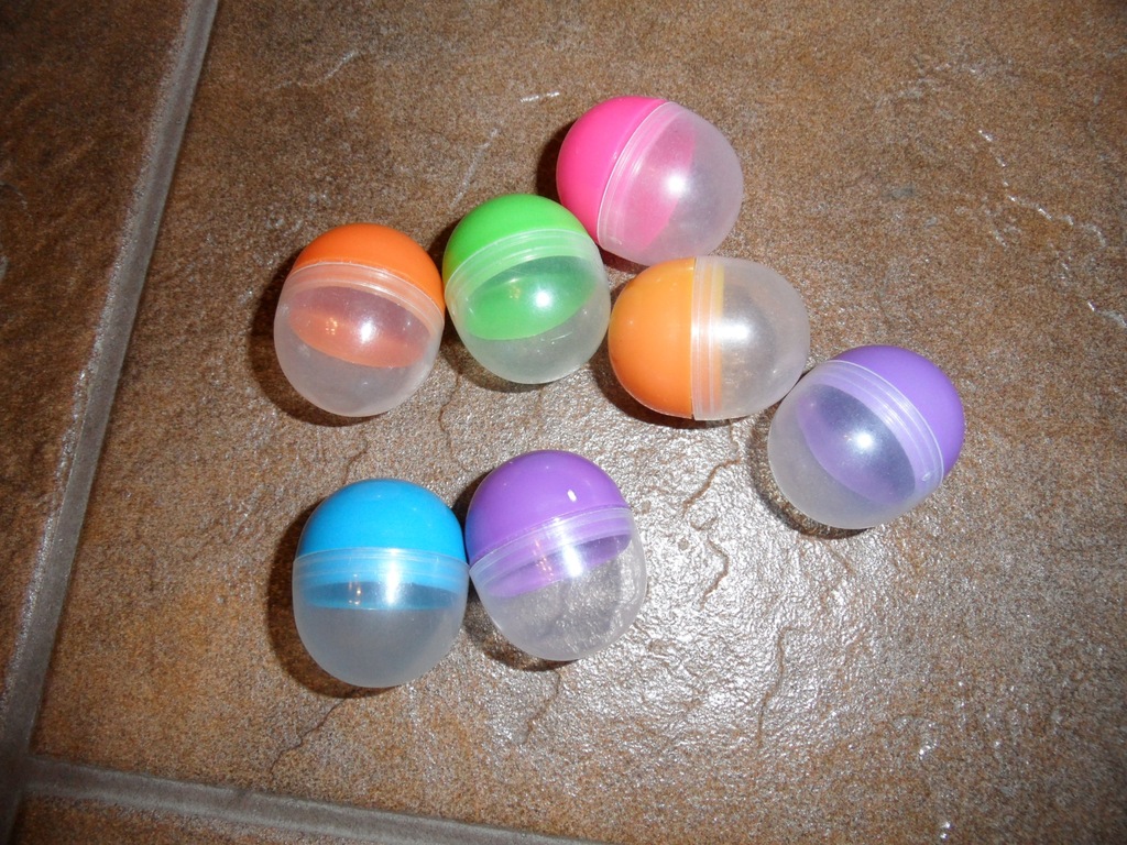 PUDEŁKA KULE PLASTIKOWE 3,5 CM OTWIERANE KOMPLET 7