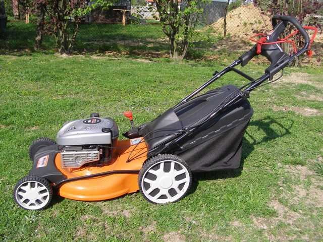 KOSIARKA SPALINOWA Z NAPĘDEM OLEO MAC G55 NOWA