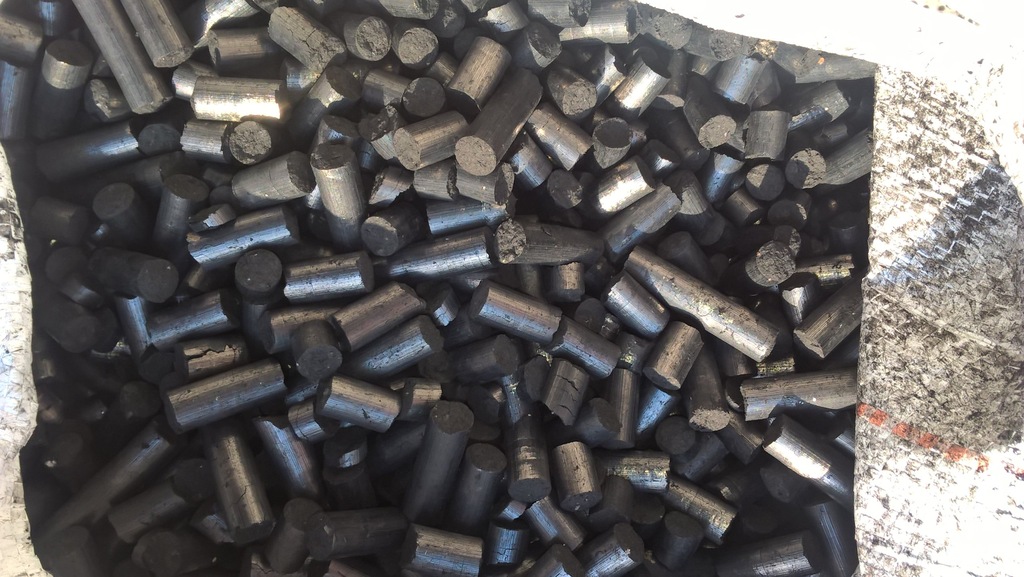 Pelet (pellet) z karbonizatu, węgla destylowanego 