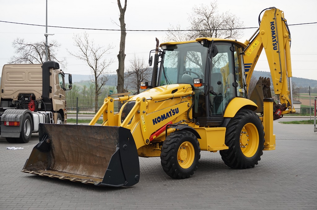 KOPARKO ŁADOWARKA / KOMATSU / WB93R / 4 X 4